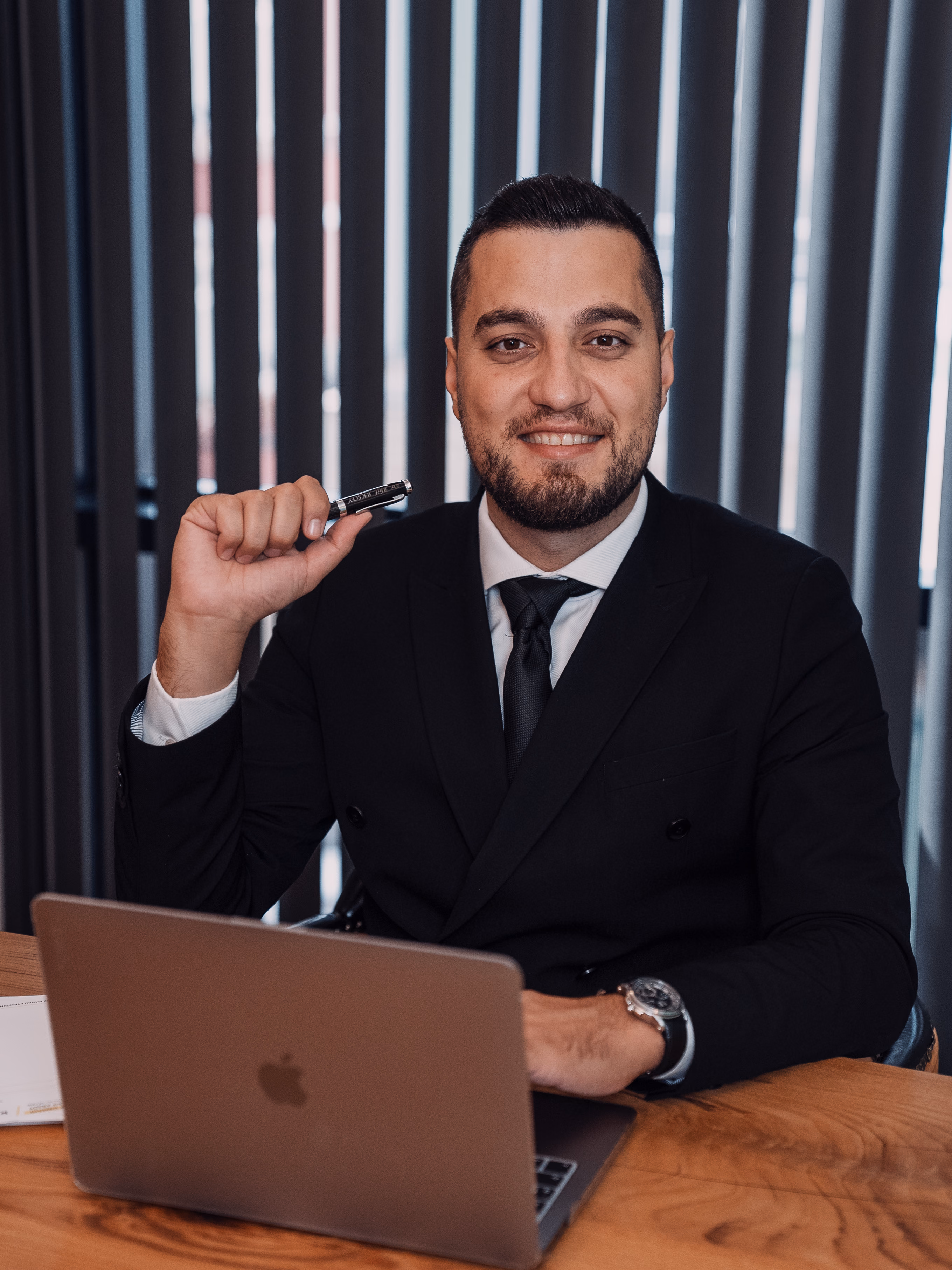 Op. Dr. Akif Aksoy kliniğindeki çalışma masasında ameliyat planlaması yaparken