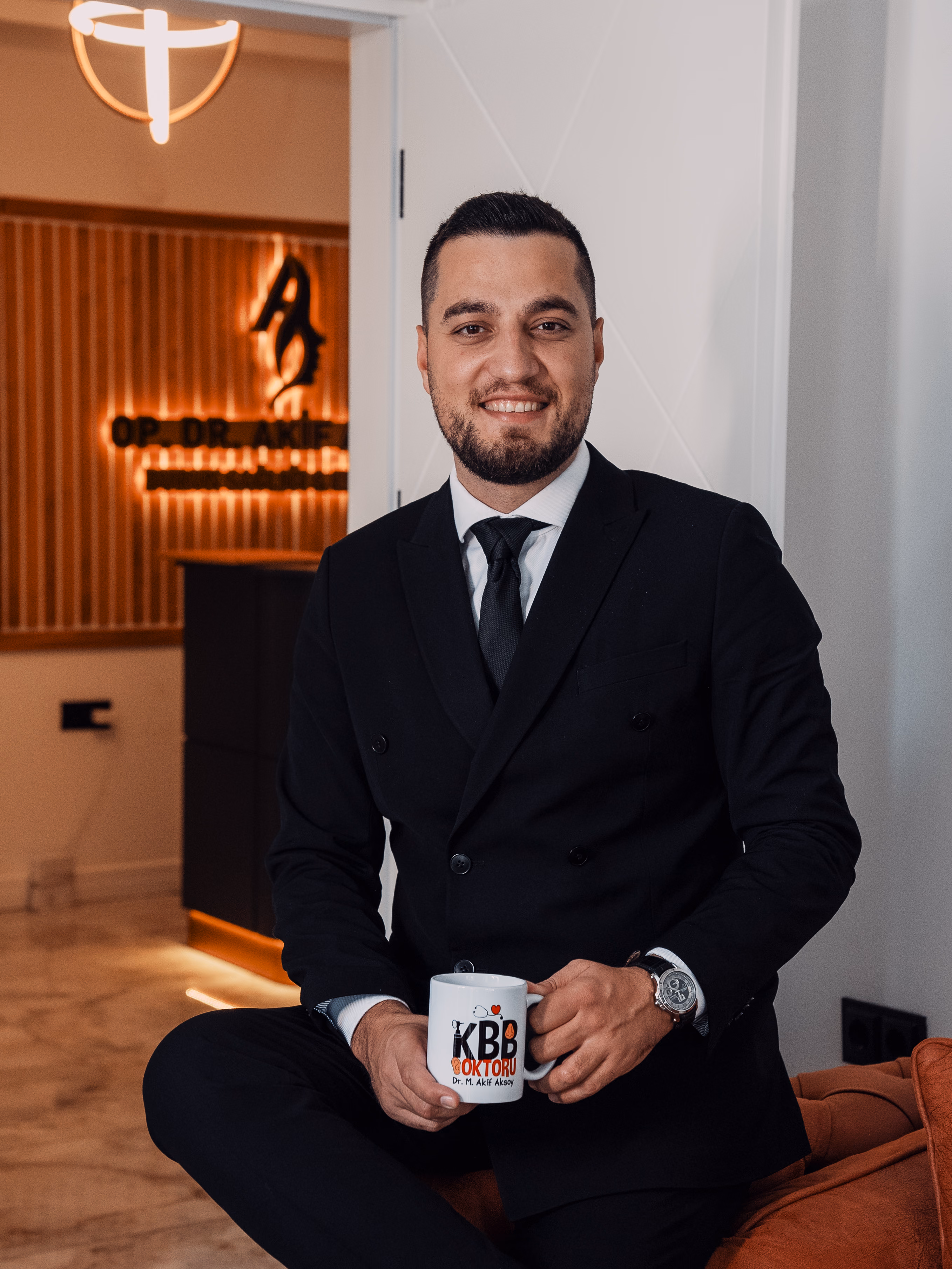 Op. Dr. Akif Aksoy Ordu'daki kliniğinin bekleme alanında