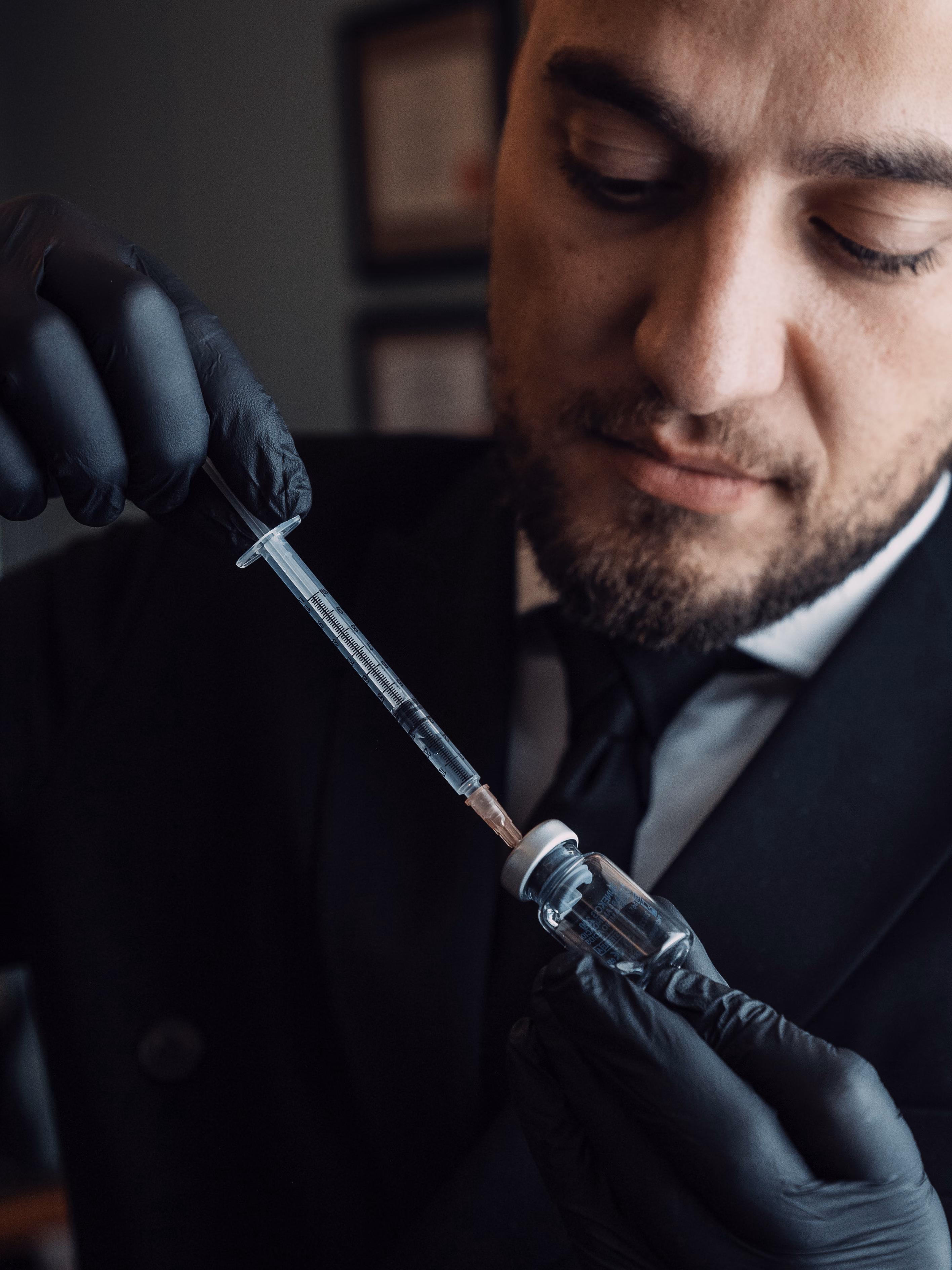 Op. Dr. Akif Aksoy kliniğinde işlem hazırlığı yaparken